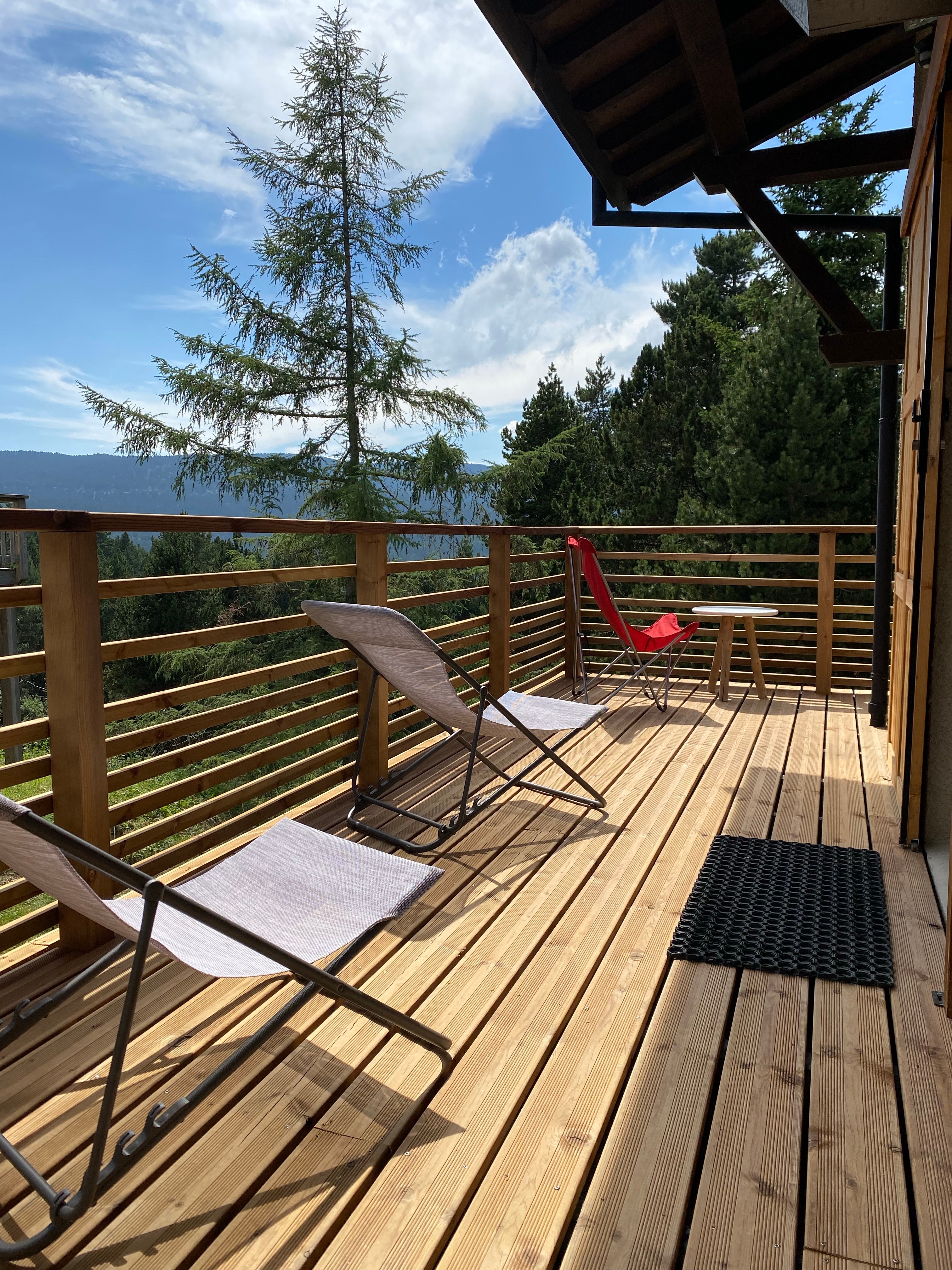 Petite terrasse coté entrée, plein sud