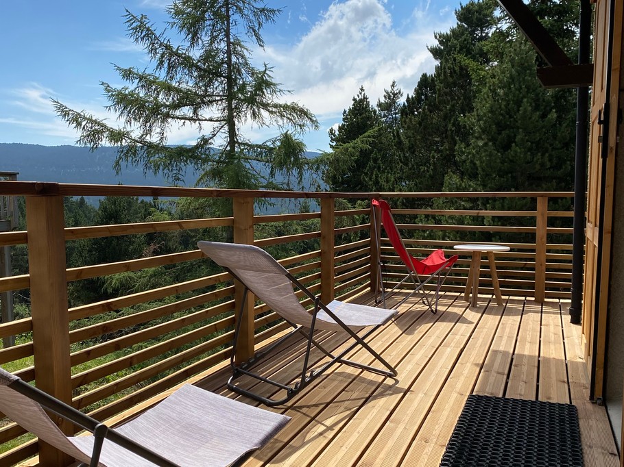 Petite terrasse coté entrée, plein sud