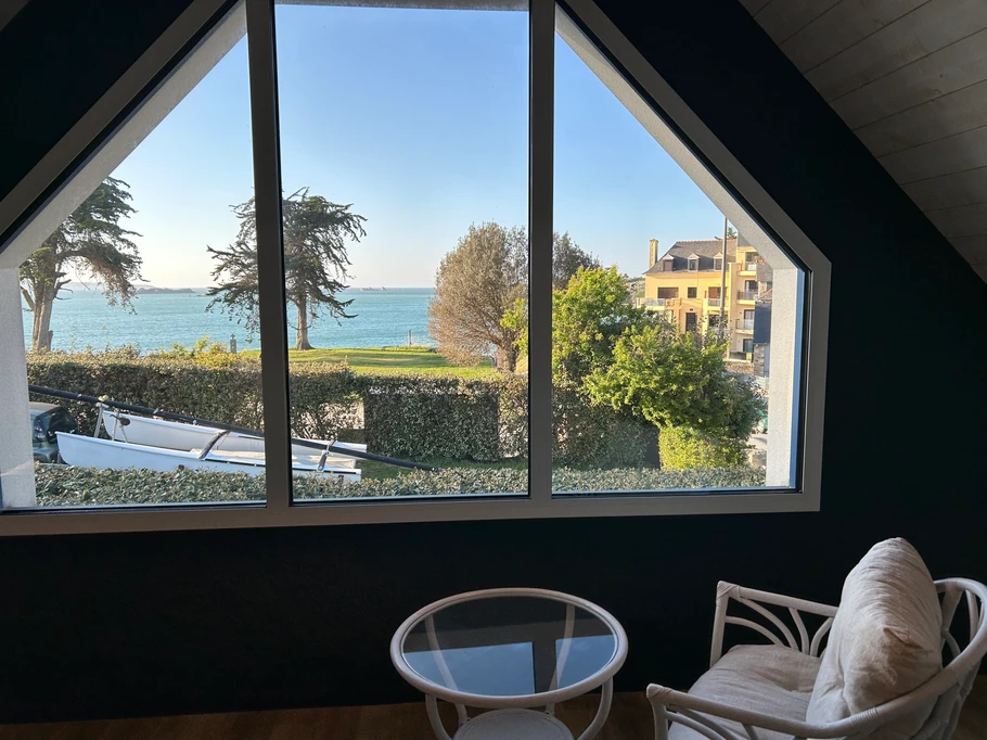 Aire pique nique au dessus de la plage des Haas