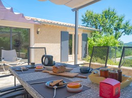 Le petit déjeuner en terrasse avec vue sur la piscine
