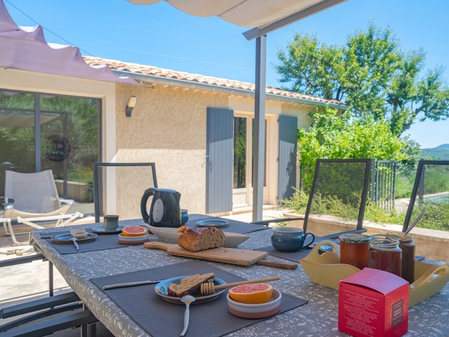 Le petit déjeuner en terrasse avec vue sur la piscine
