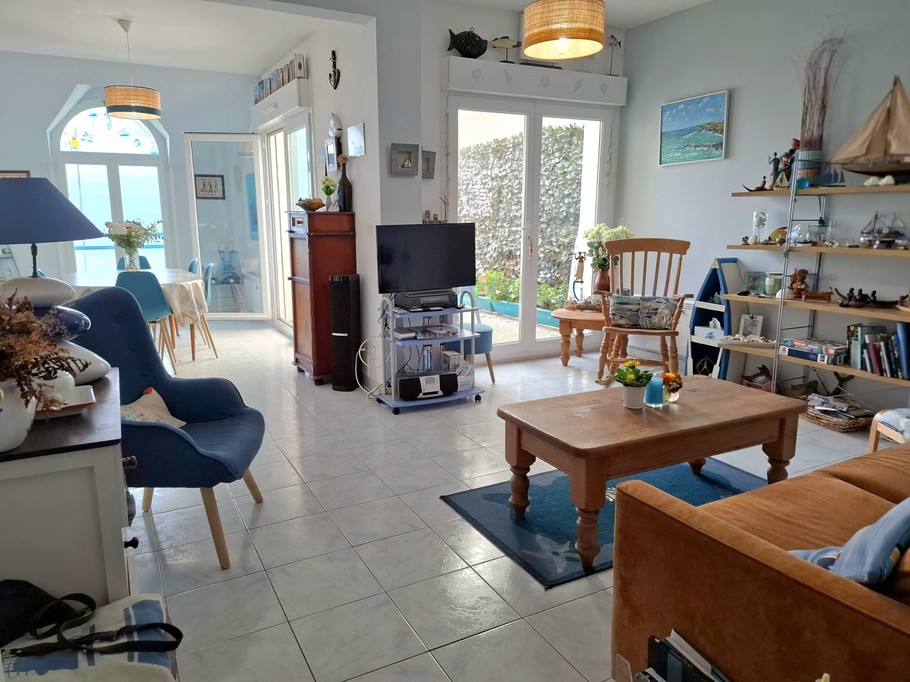 Living area: lounge and dining room