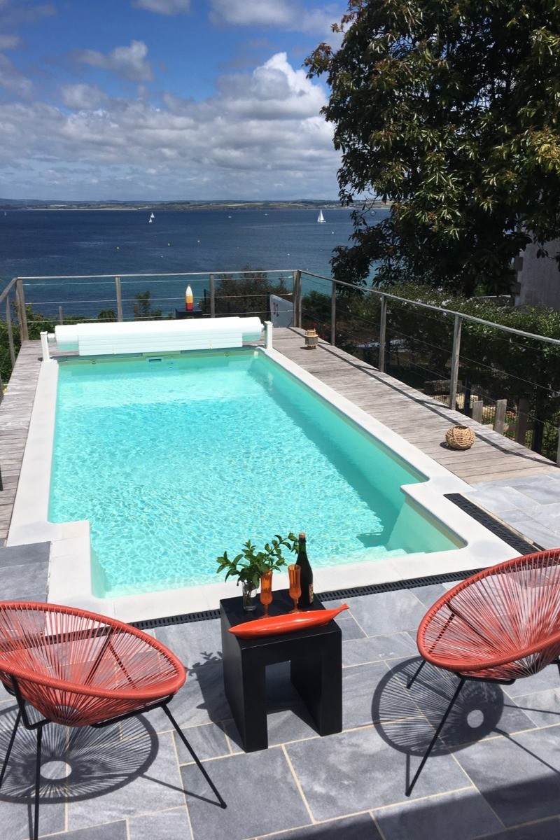 Piscine avec pleine vue sur la mer