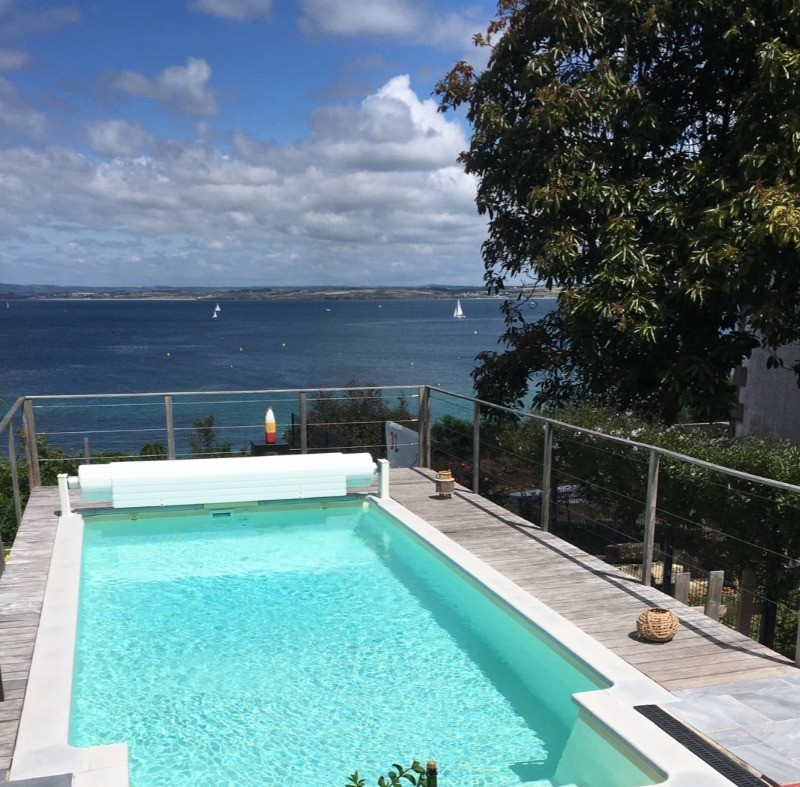 Piscine avec pleine vue sur la mer