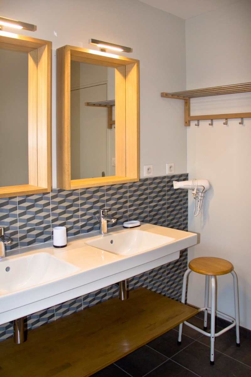 Salle d'eau moderne avec douche à l'italienne