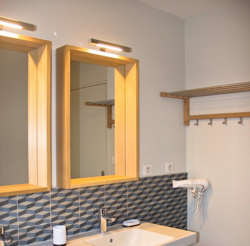 Salle d'eau moderne avec douche à l'italienne