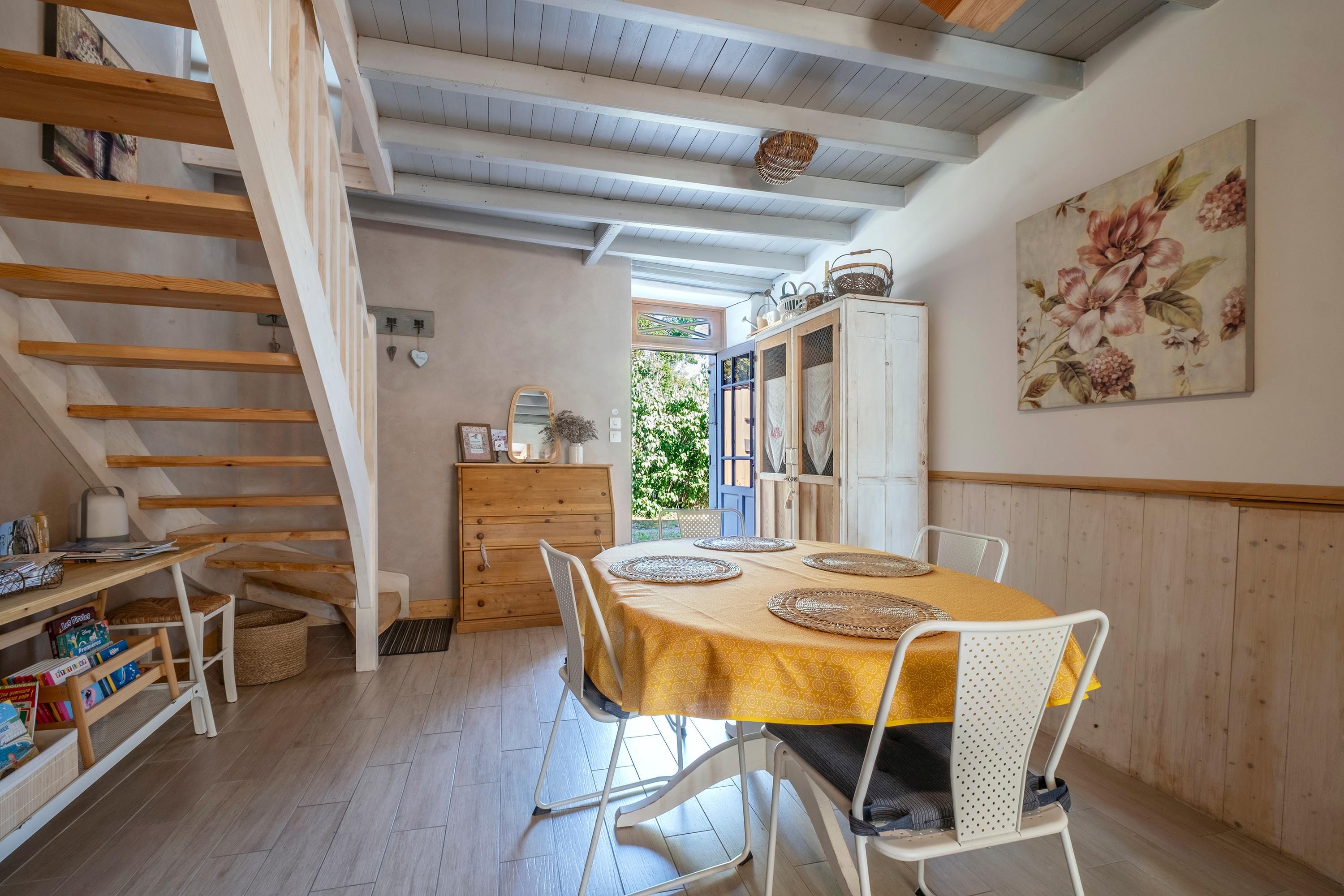 séjour avec porte entrée principale