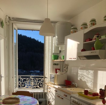 Cuisine de clos fleuri avec un beau ciel bleu, possibilité de dej à 4, vue panoramique