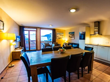 Salle à manger donnant vue sur les massifs alpins