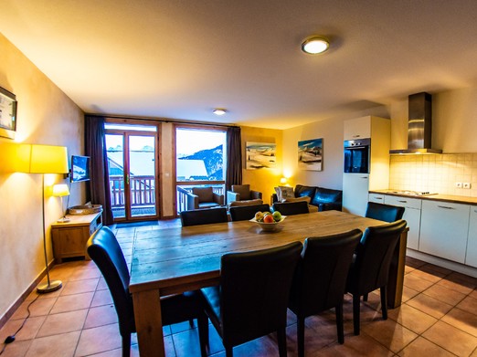 Salle à manger donnant vue sur les massifs alpins