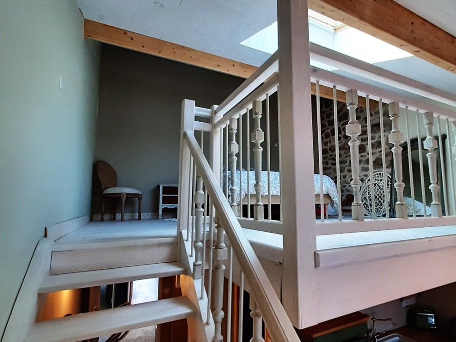 Appartement Millepertuis au 1er étage de la maison, appartement entièrement meublé, sanitaires privatifs, mezzanine avec 4 couchages.