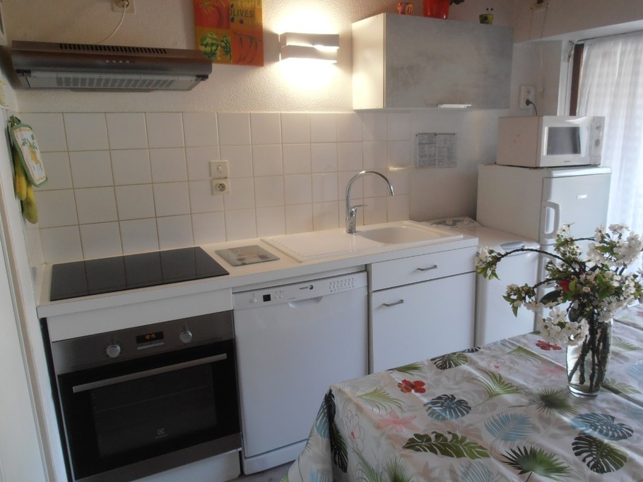 Espace cuisine : équipement ménager et grande baie