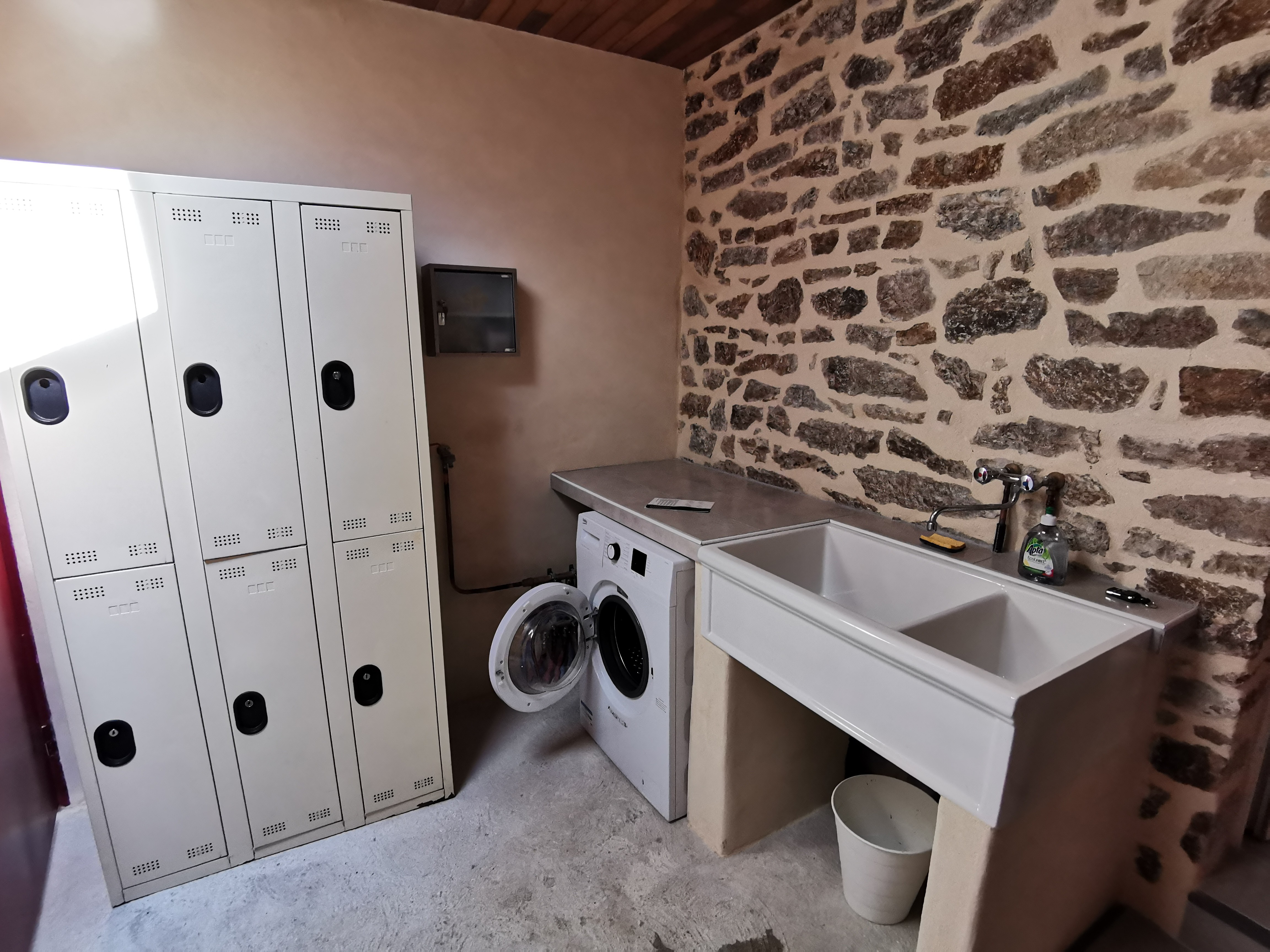 Garage accessible depuis la pièce de vie et donnant accès à la terrasse sur l'arrière de l'appartement