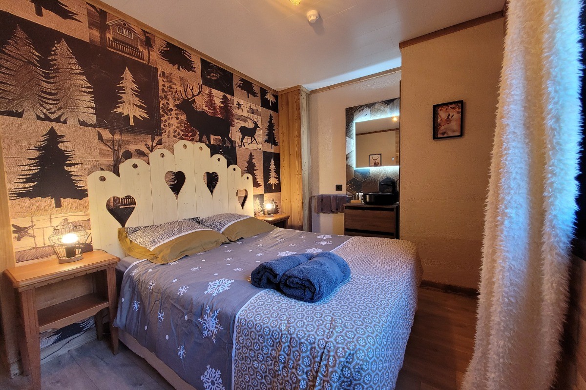 Chambre avec lit double et point d'eau