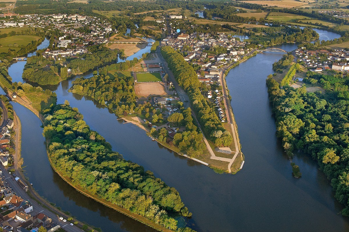 Gîtes au centre, en haut de la photo (point bleu).