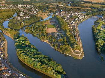 Gîtes au centre, en haut de la photo (point bleu).