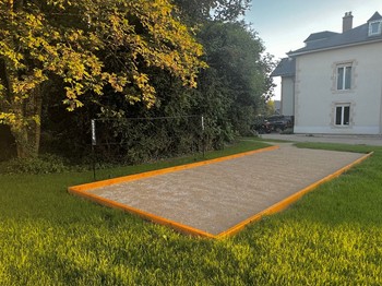 Une place pétanque à votre disposition