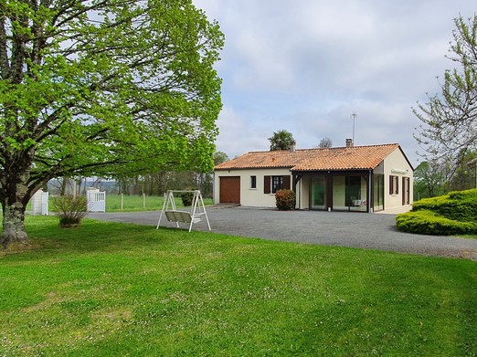 Entrée par la véranda, exposée ouest