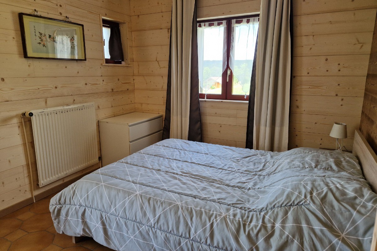 Chambre Lilas à l'étage avec lit 2 personnes et balcon - Gîte des 4 vents à Girmont - Val d'Ajol dans les Vosges