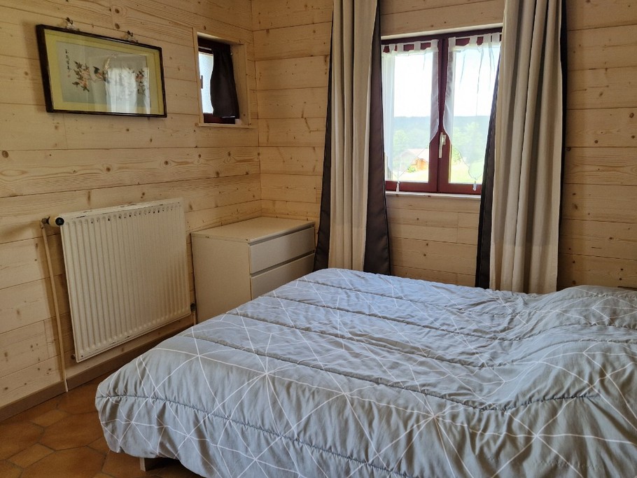 Chambre Lilas à l'étage avec lit 2 personnes et balcon - Gîte des 4 vents à Girmont - Val d'Ajol dans les Vosges
