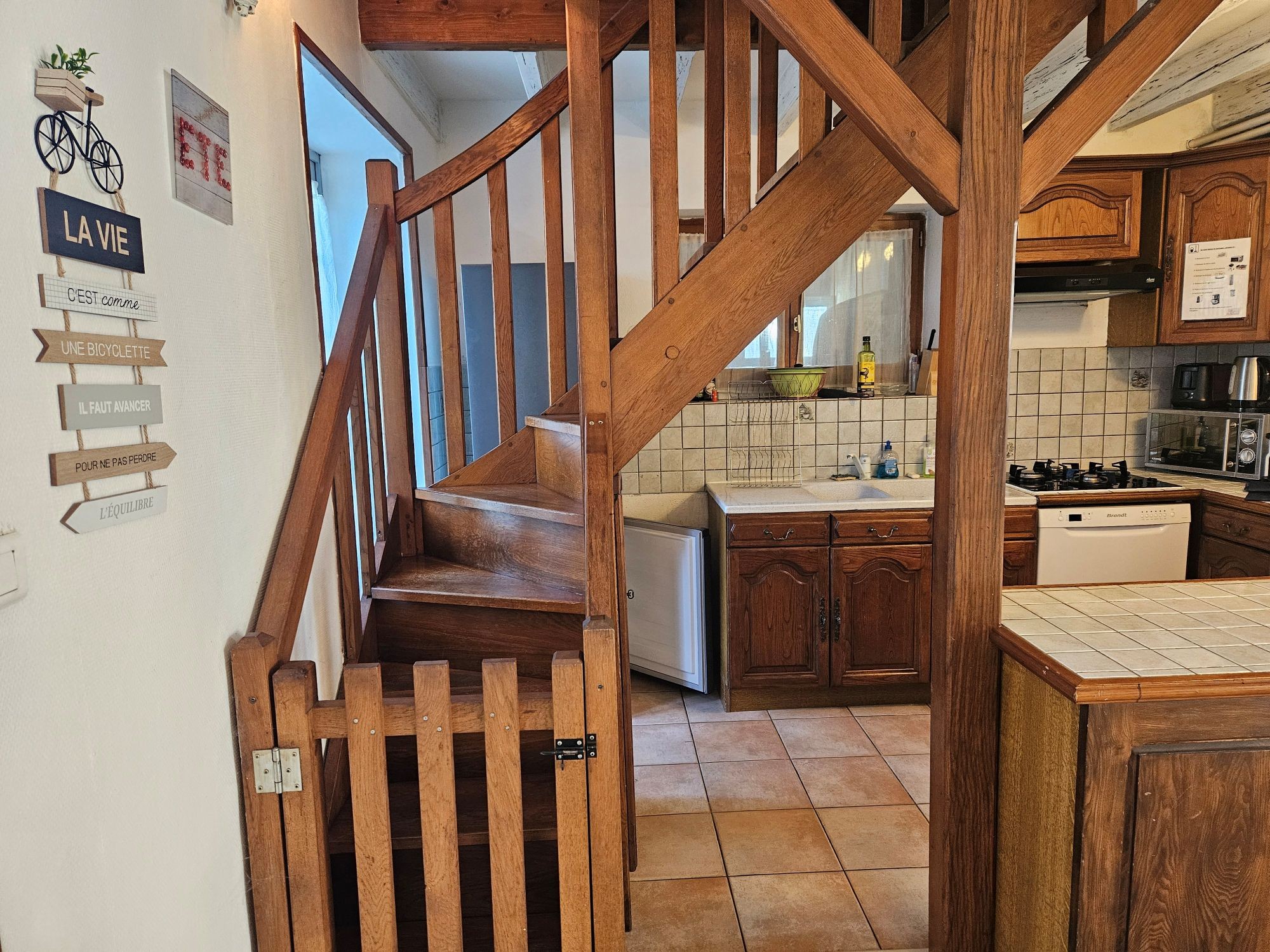 coin cuisine dans le séjour avec l'escalier qui monte à l'étage