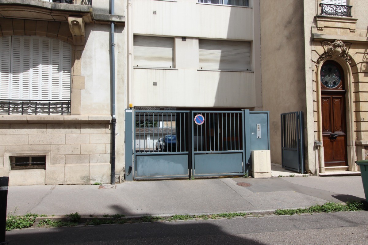 Entrée parking privatif