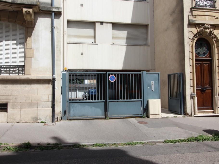 Entrée parking privatif