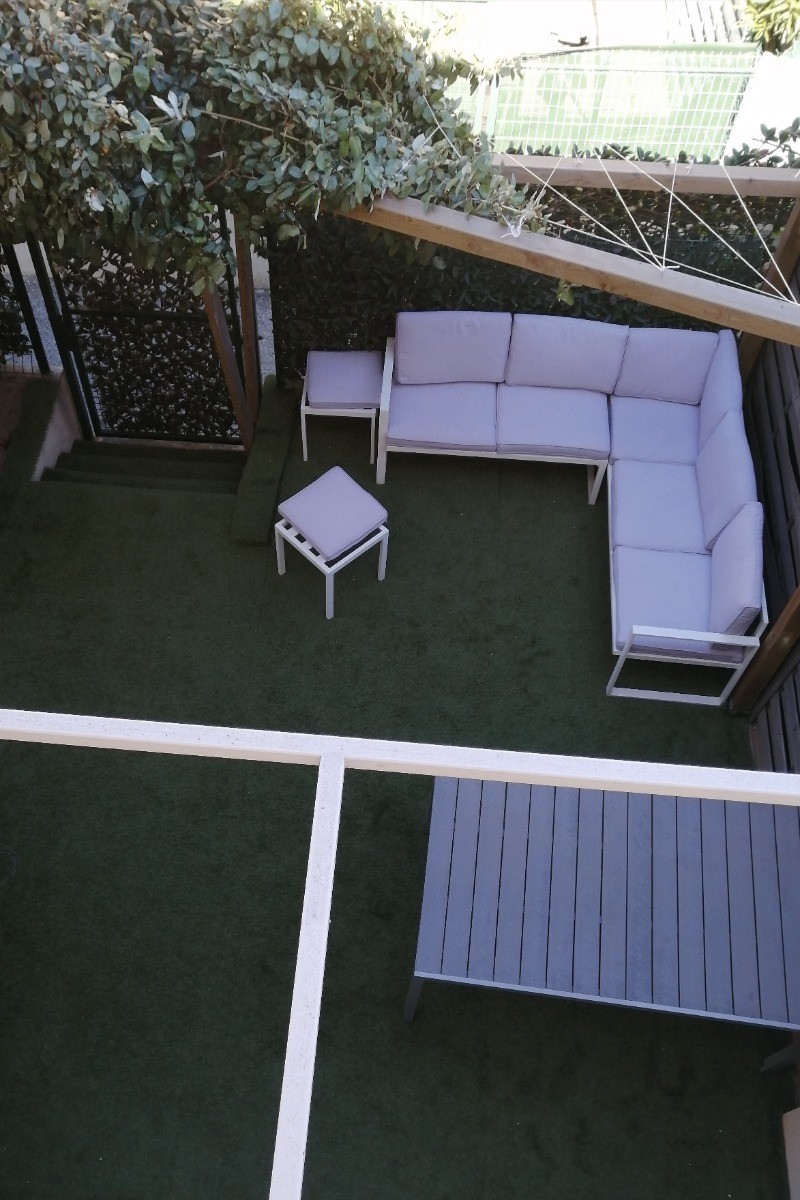 Terrasse avec table, chaises et salon de jardin
