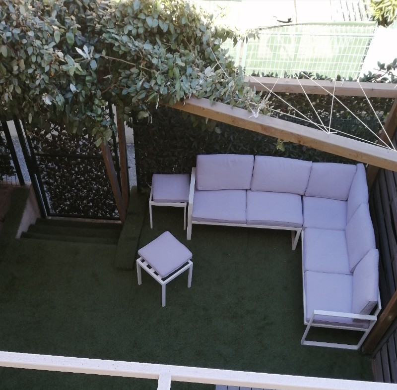 Terrasse avec table, chaises et salon de jardin
