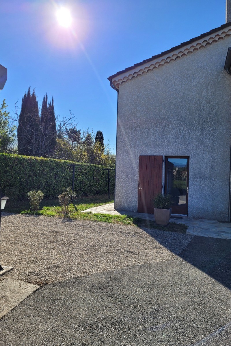 Entrée Gîte et Parking