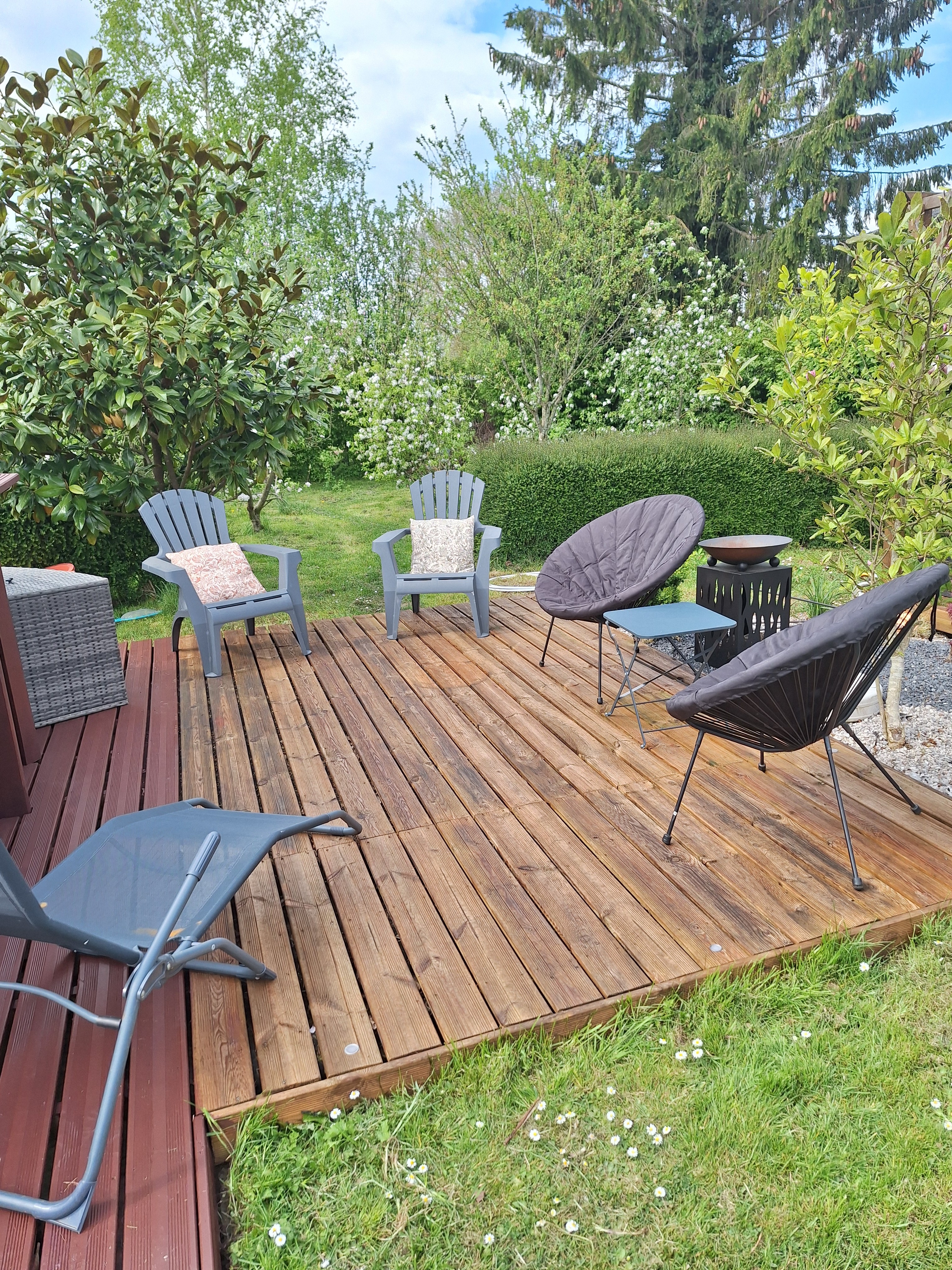 Espace détente de la piscine