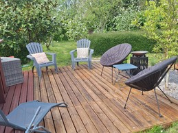 Espace détente de la piscine