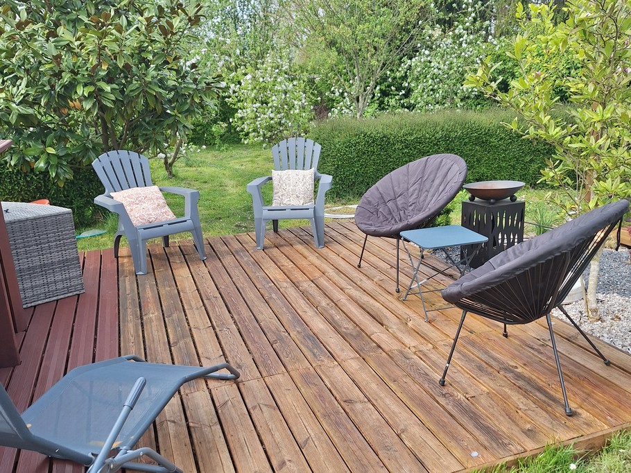 Espace détente de la piscine