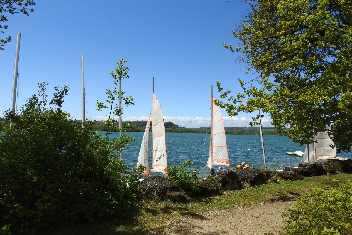 Activité planche à voile sur le lac