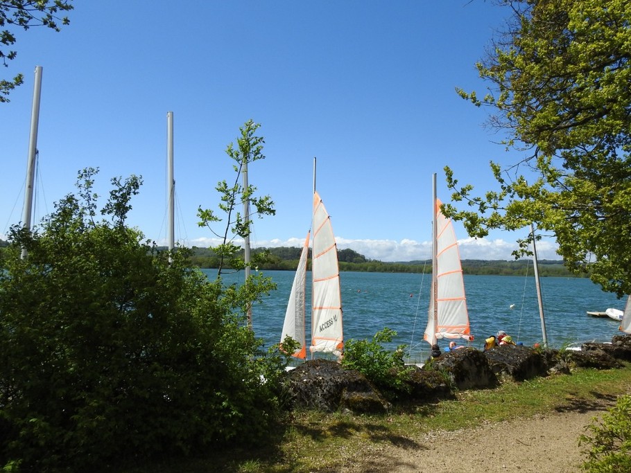 Activité planche à voile sur le lac