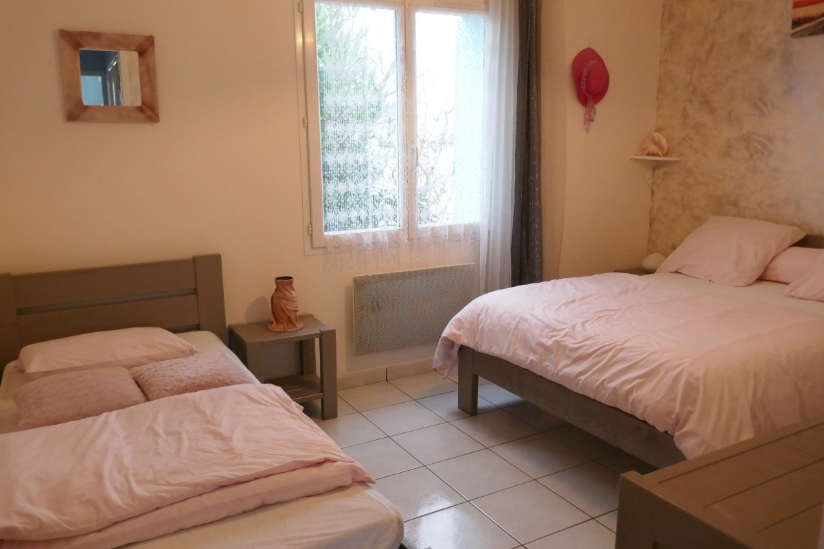 Chambre 2 avec un lit en 140 et un lit en 90