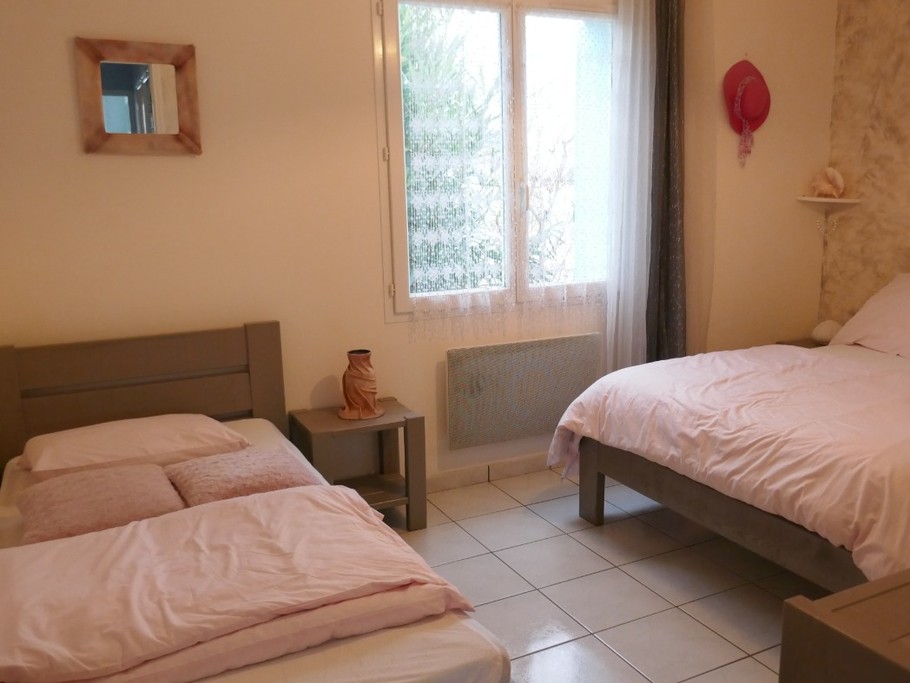 Chambre 2 avec un lit en 140 et un lit en 90