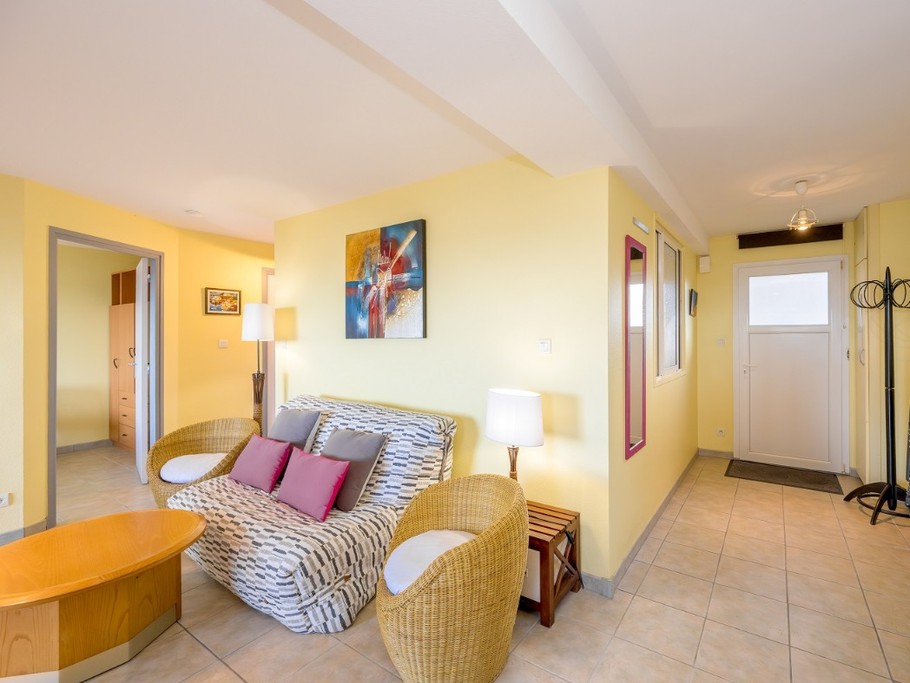 entrée - salon avec BZ cioouchage 140/190, 2 fauteils rotin, table basse et petits meubles