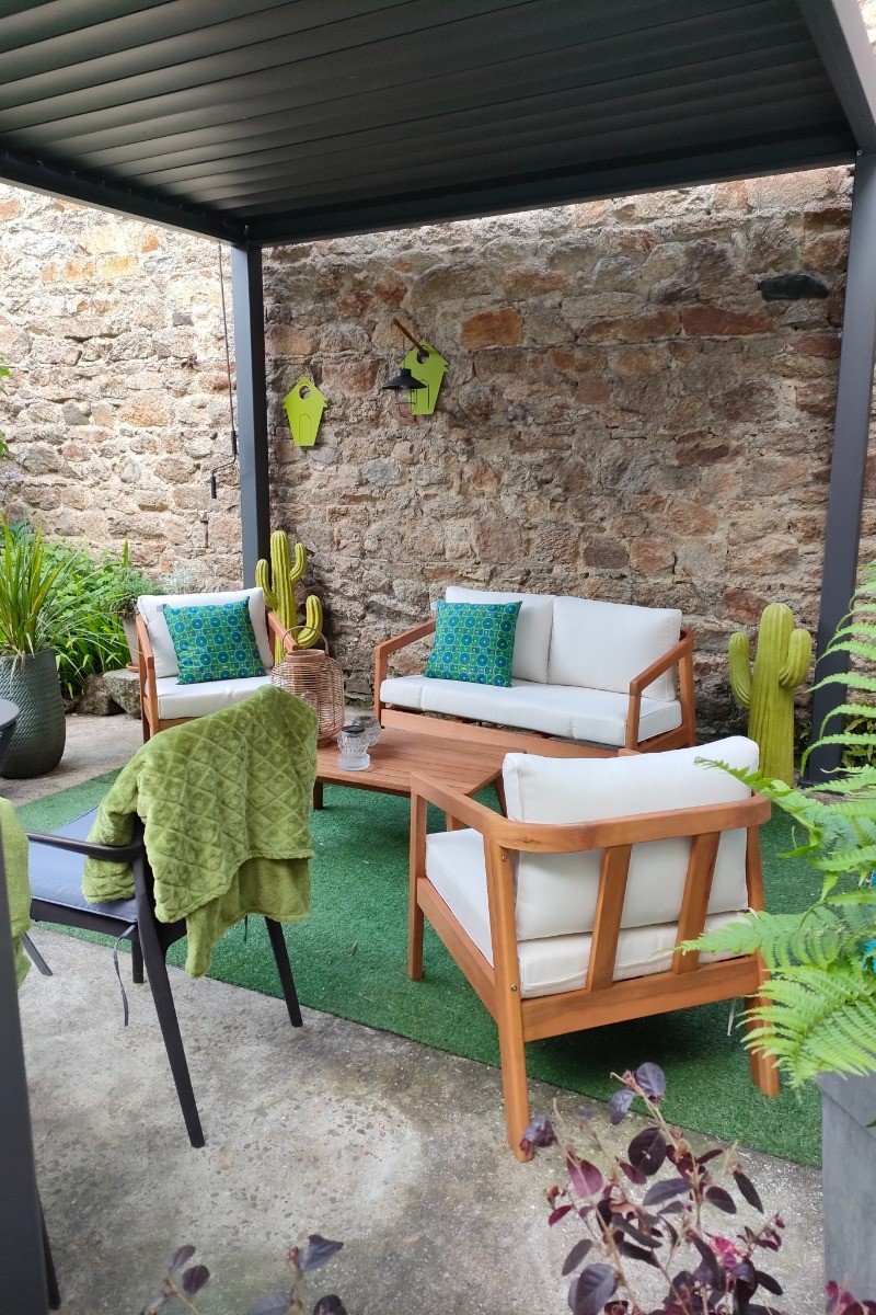 Salon sous la pergola
