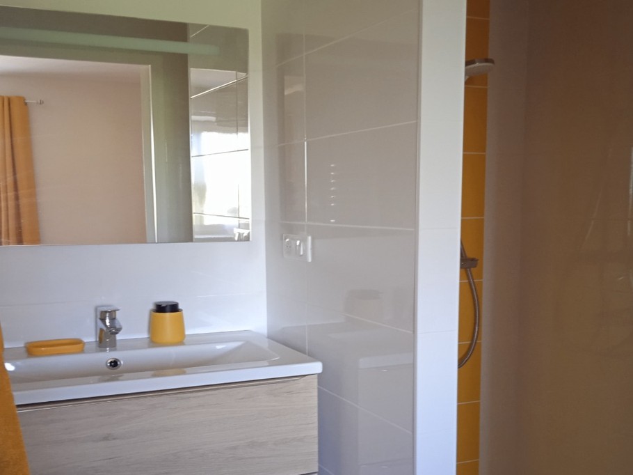 Chambre Jade avec salle de douche et wc séparés privés