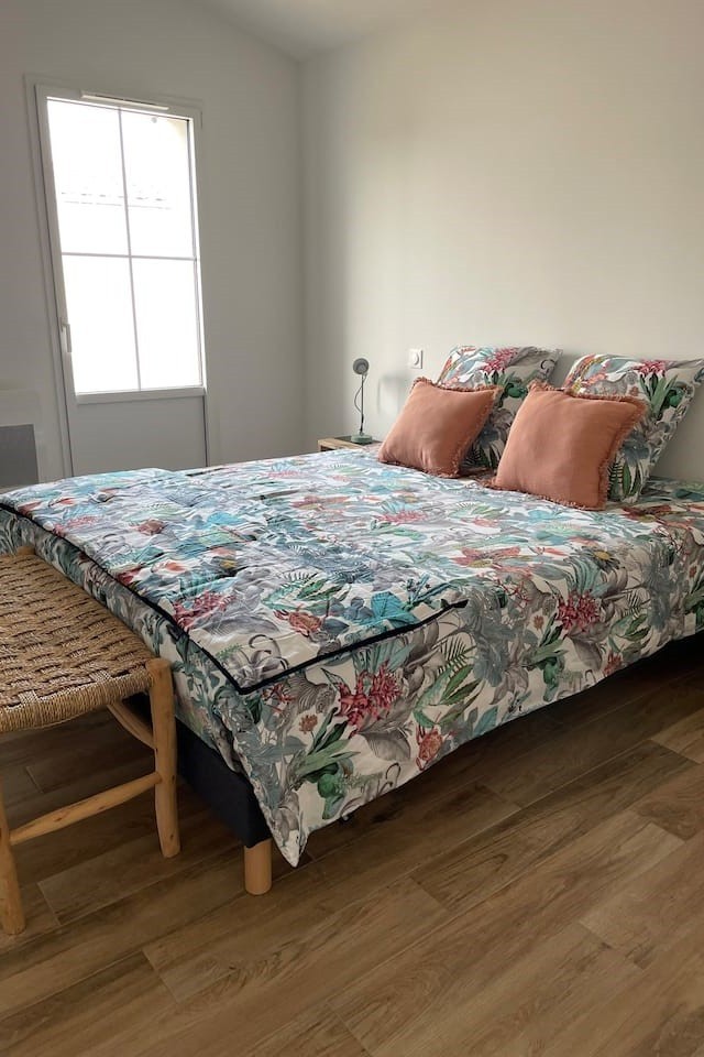 Chambre 1 au rez-de-chaussée : lit en 160