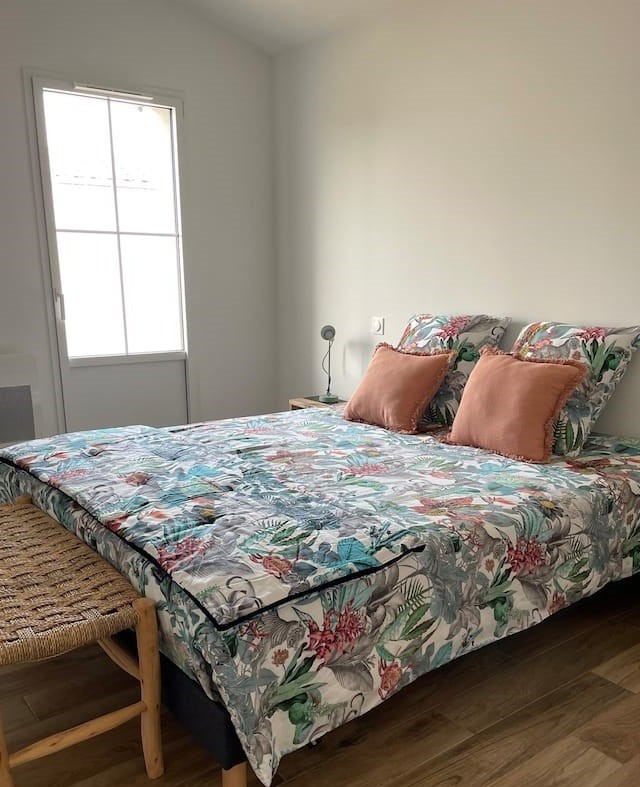 Chambre 1 au rez-de-chaussée : lit en 160