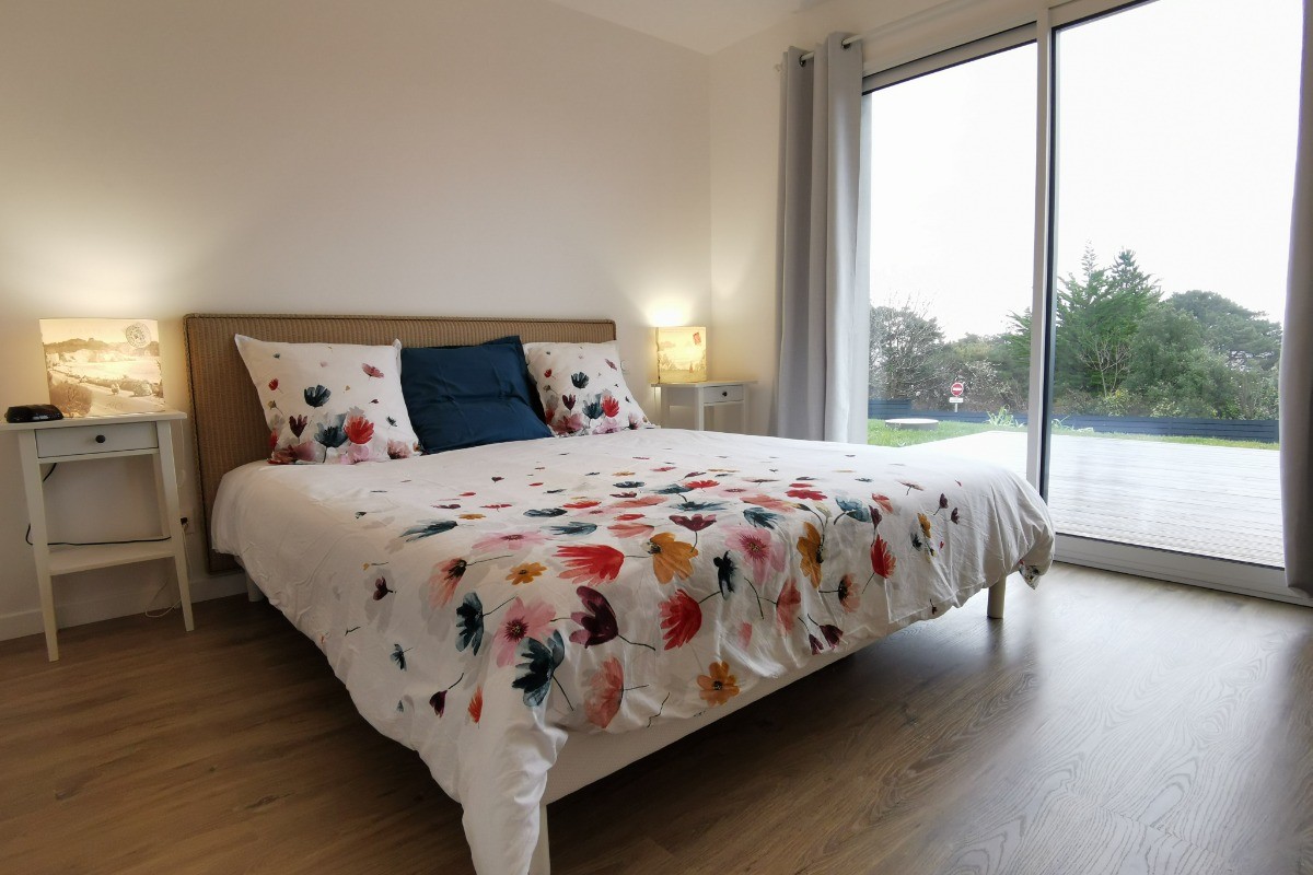 RDC: Chambre 1 avec lit 180, dressing, bureau et salle d'eau privative avec WC