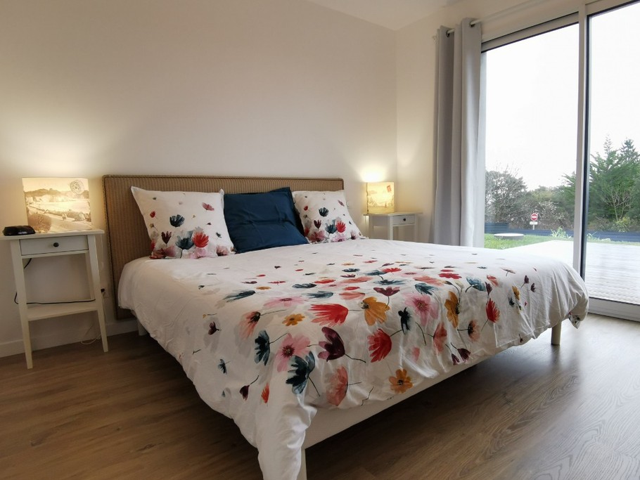 RDC: Chambre 1 avec lit 180, dressing, bureau et salle d'eau privative avec WC