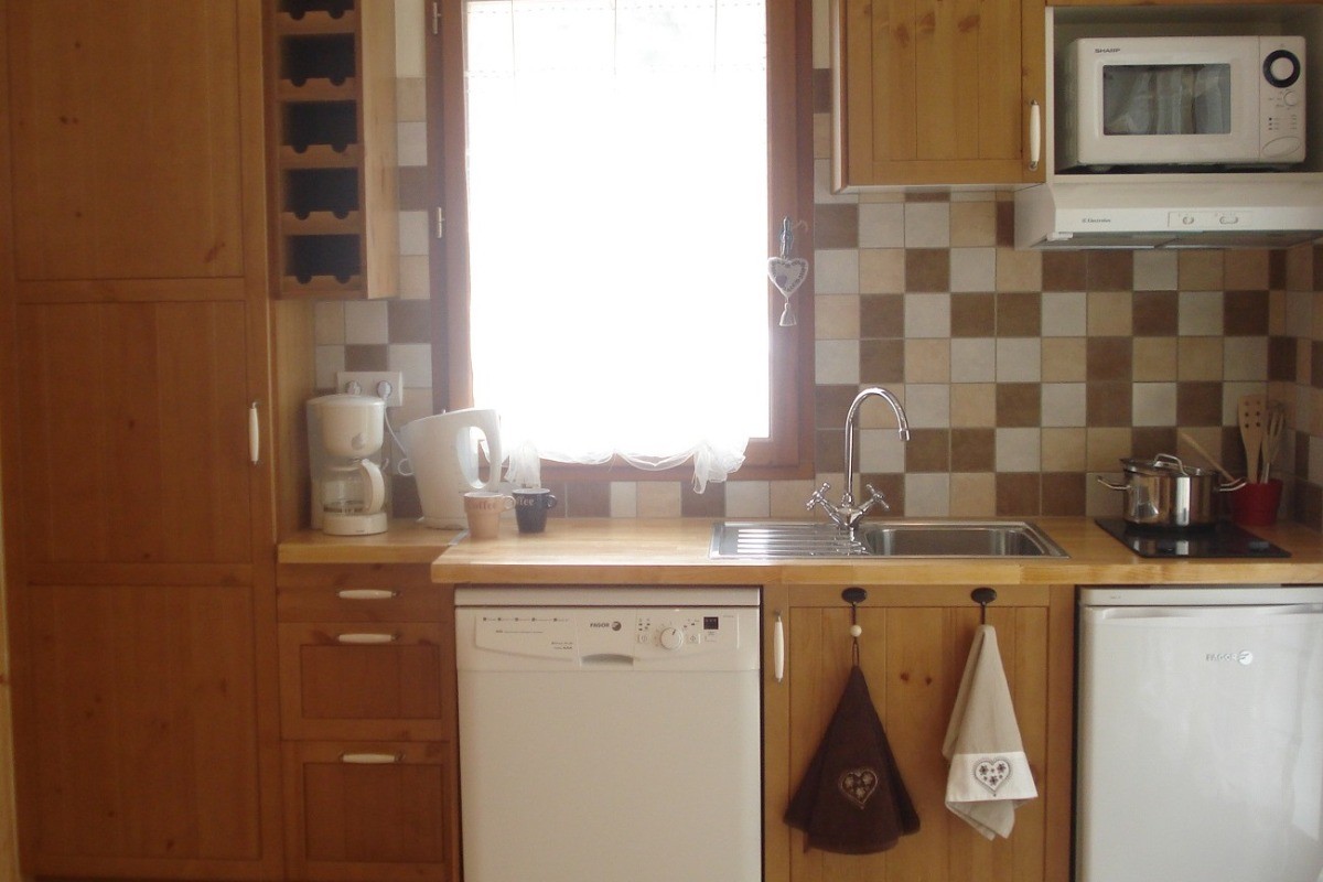 cuisine de la location Casareva avec lave-vaisselle, frigo, micro-ondes combiné grill, hotte, plaques vitro, cafetière, bouilloire...