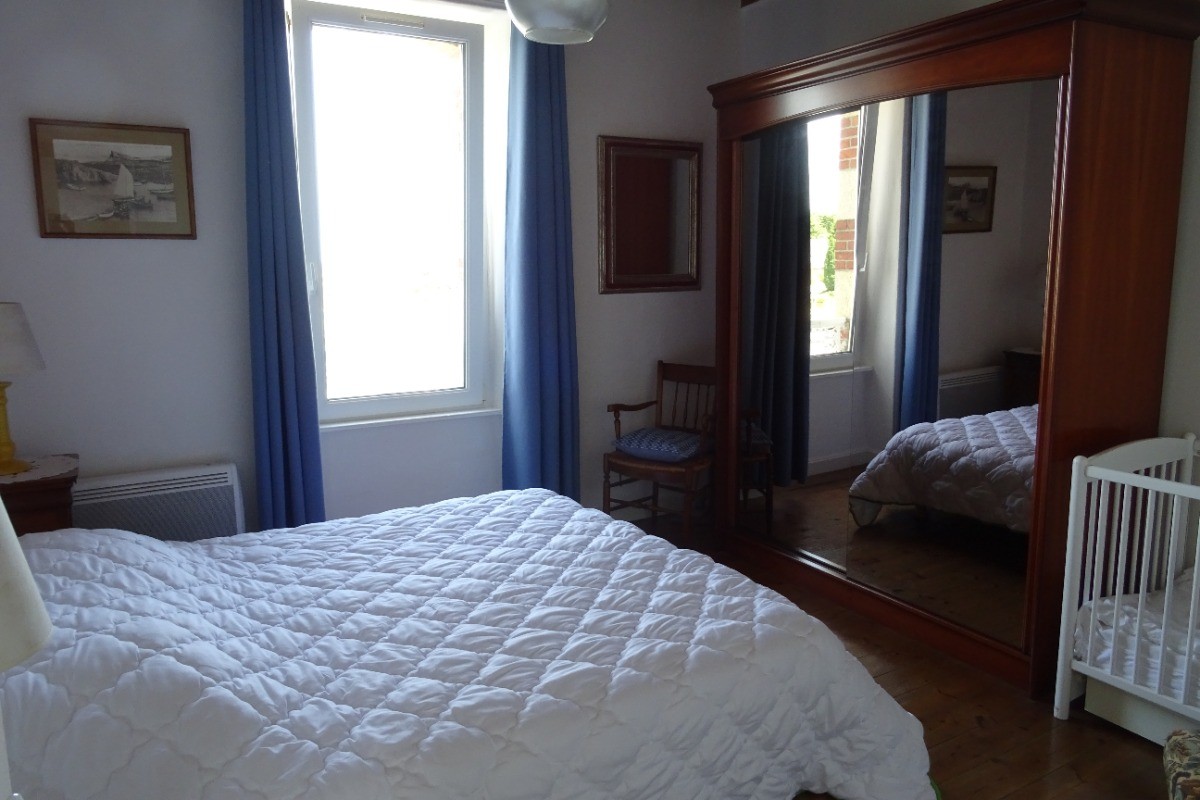 Chambre Bleue avec un lit de 160 et un lit bébé vue sur mer