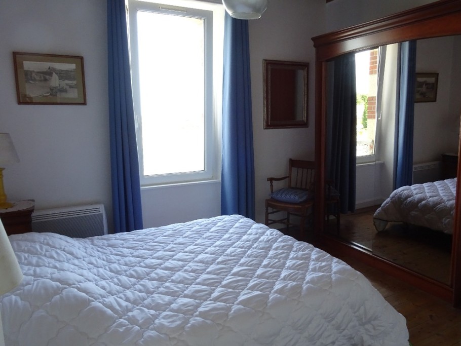 Chambre Bleue avec un lit de 160 et un lit bébé vue sur mer