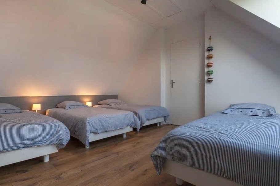 chambre de l'étage avec 4 lits 90
