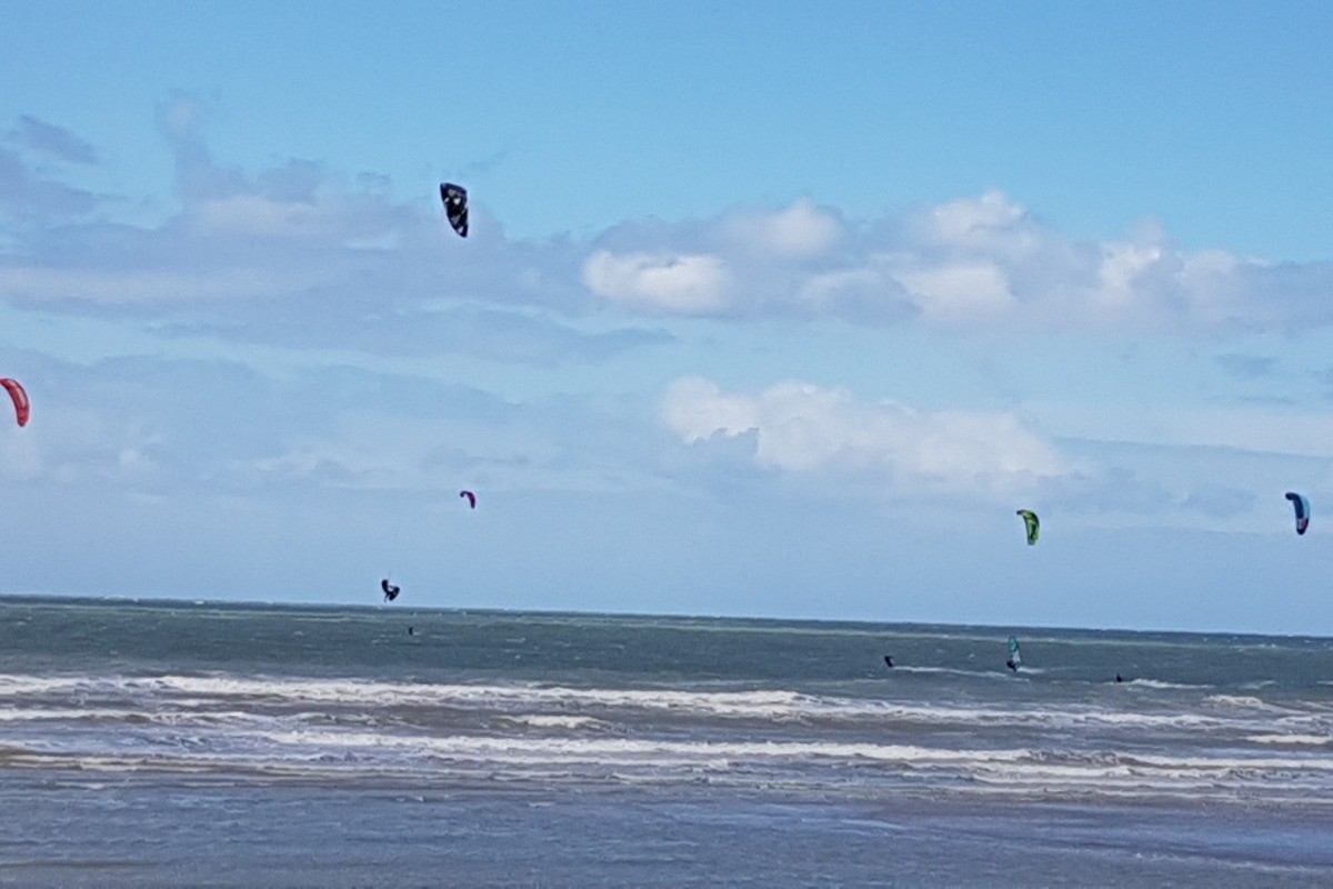 activité nautique sur la plage face à la maison