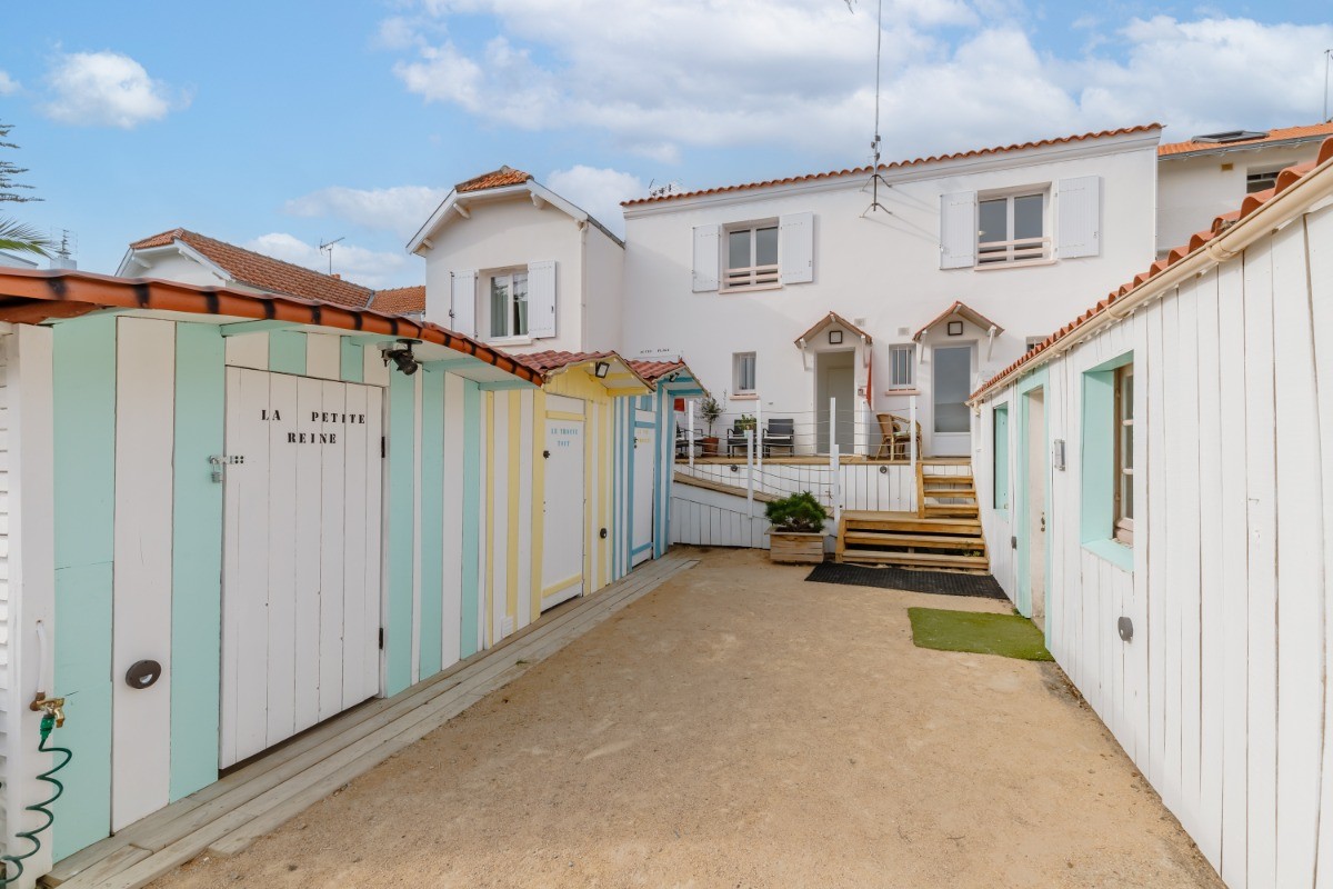 cabines de services : local vélos, jeux, kit repassage, sèche linge....